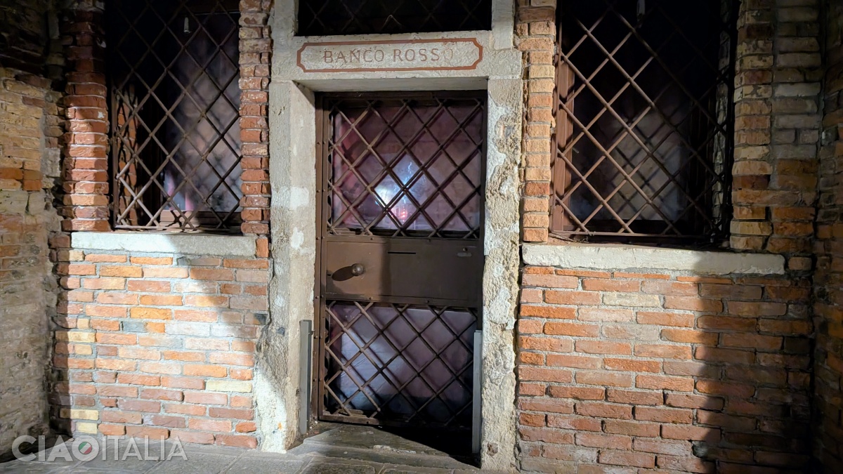 The former pawnshop "Banco Rosso"