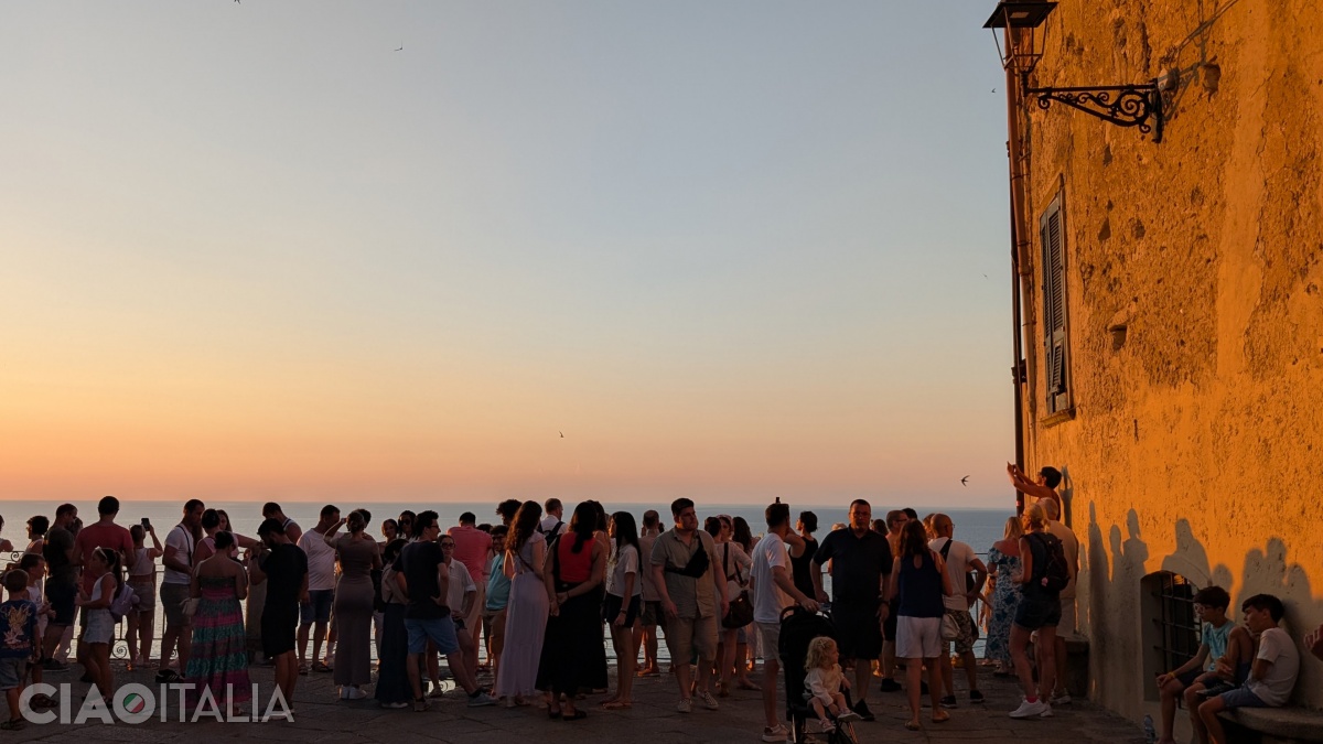 Belvedere Raf Vallone is located at one end of Via dell'Indipendenza.