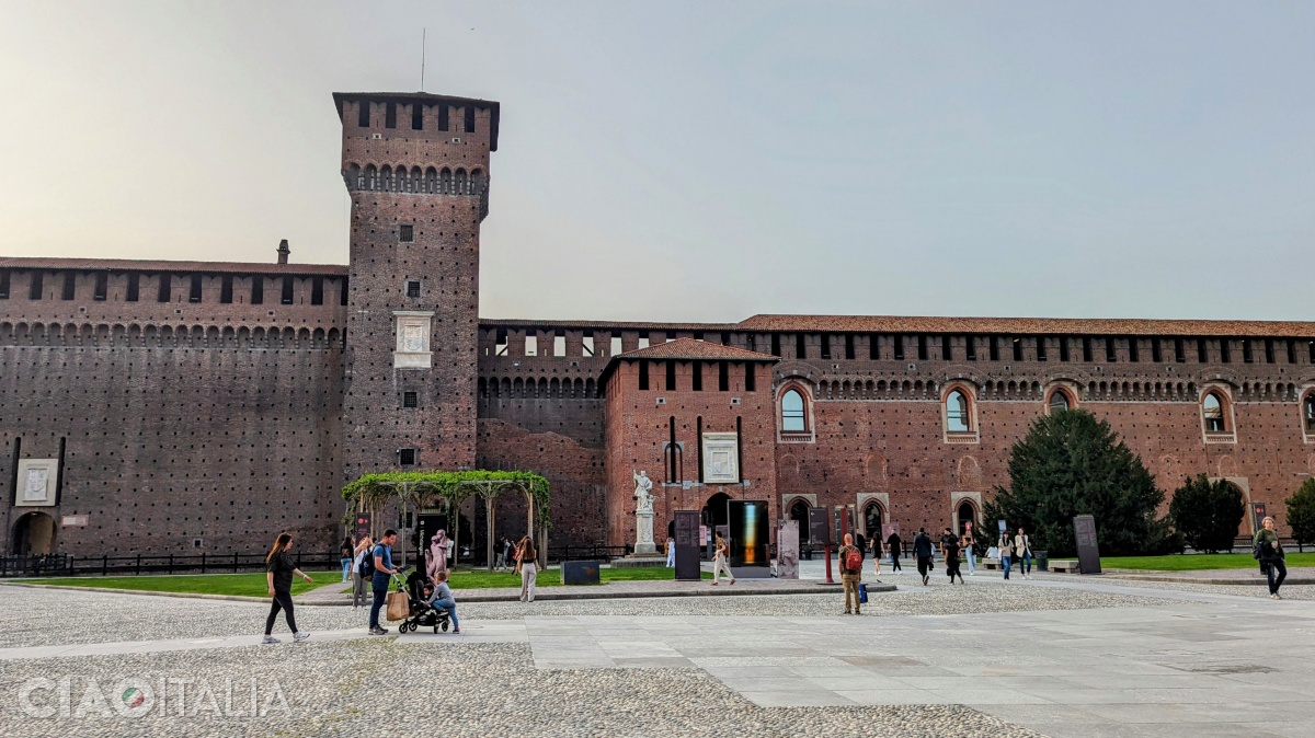 Torre di Bona and Porta Giovia, which lead to the Ducal Courtyard