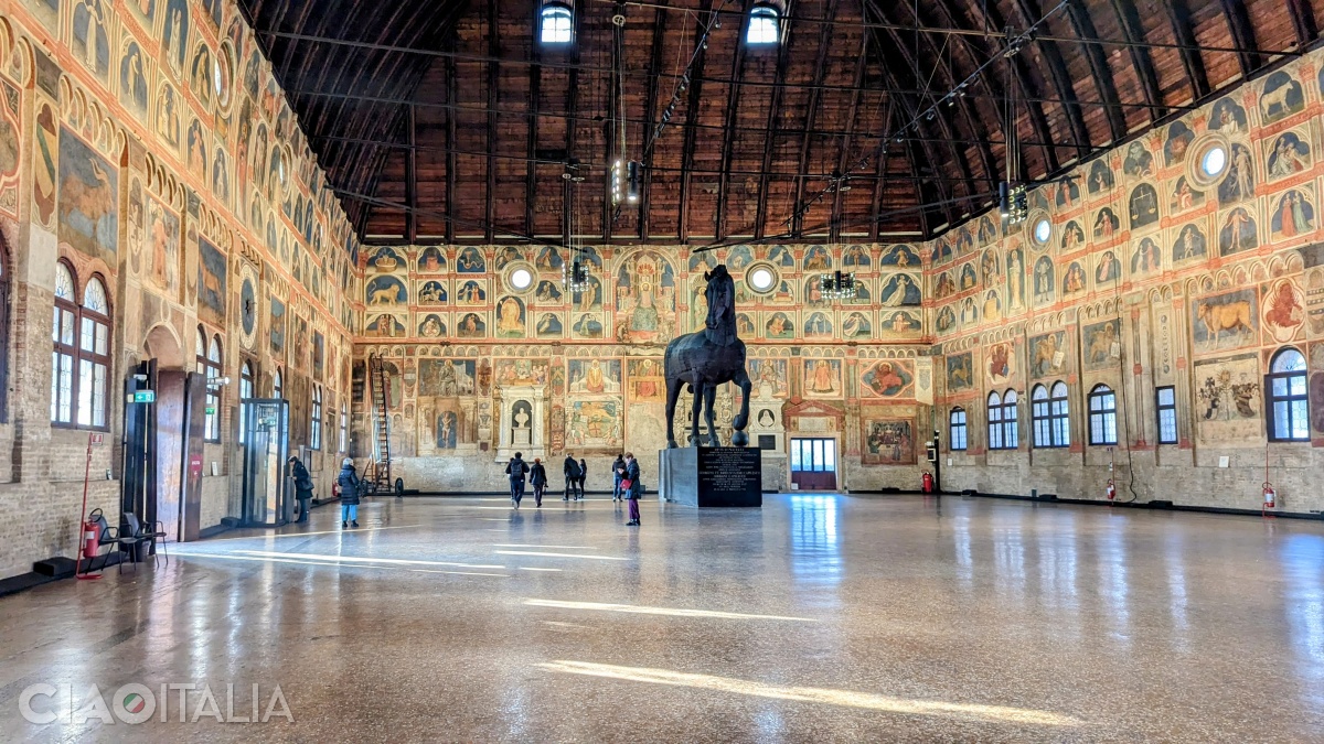 Over 300 frescoes adorn the vast space of the hall.