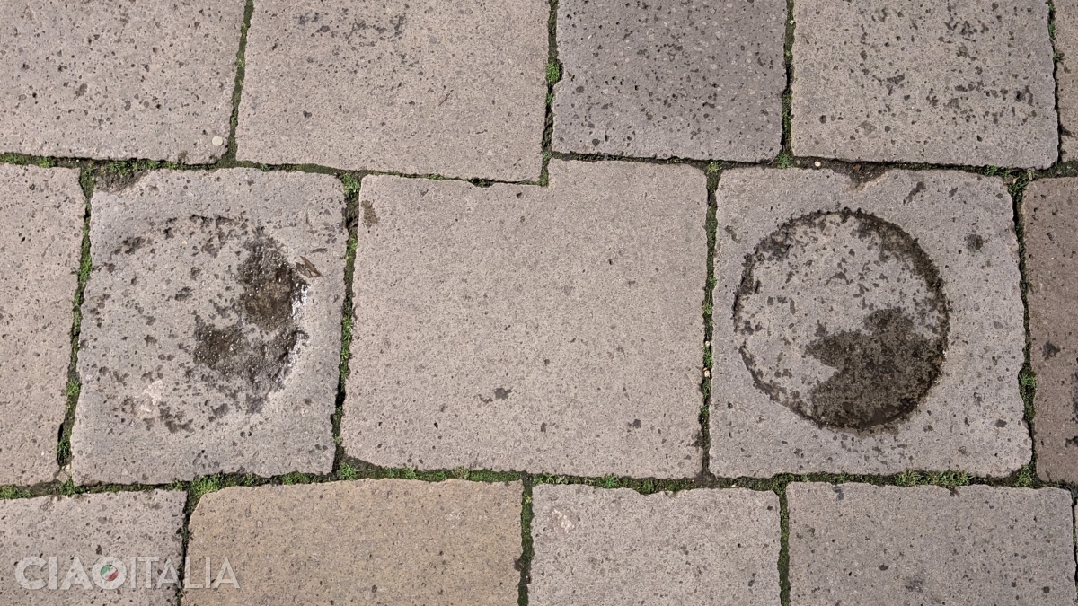 The circular markings in Campo Santo Stefano