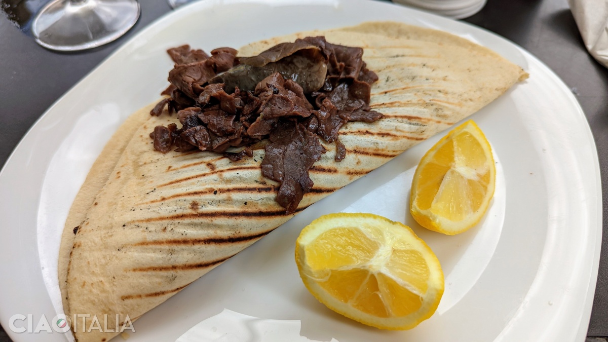 "Pani ca' meusa", in the flatbread version