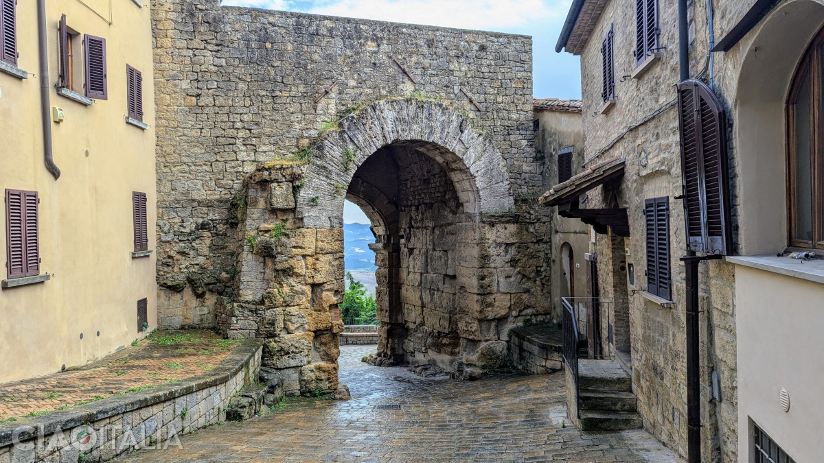 Porta all'Arco, seen from inside the city