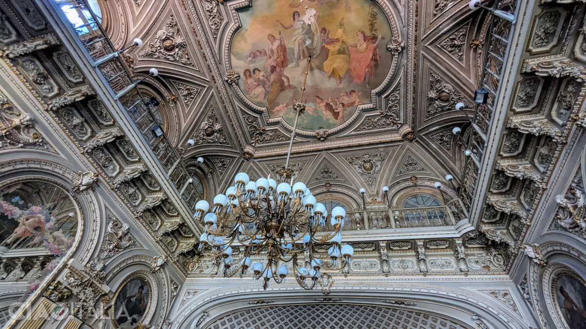 In the foyer, common people gathered in the gallery on the upper level.