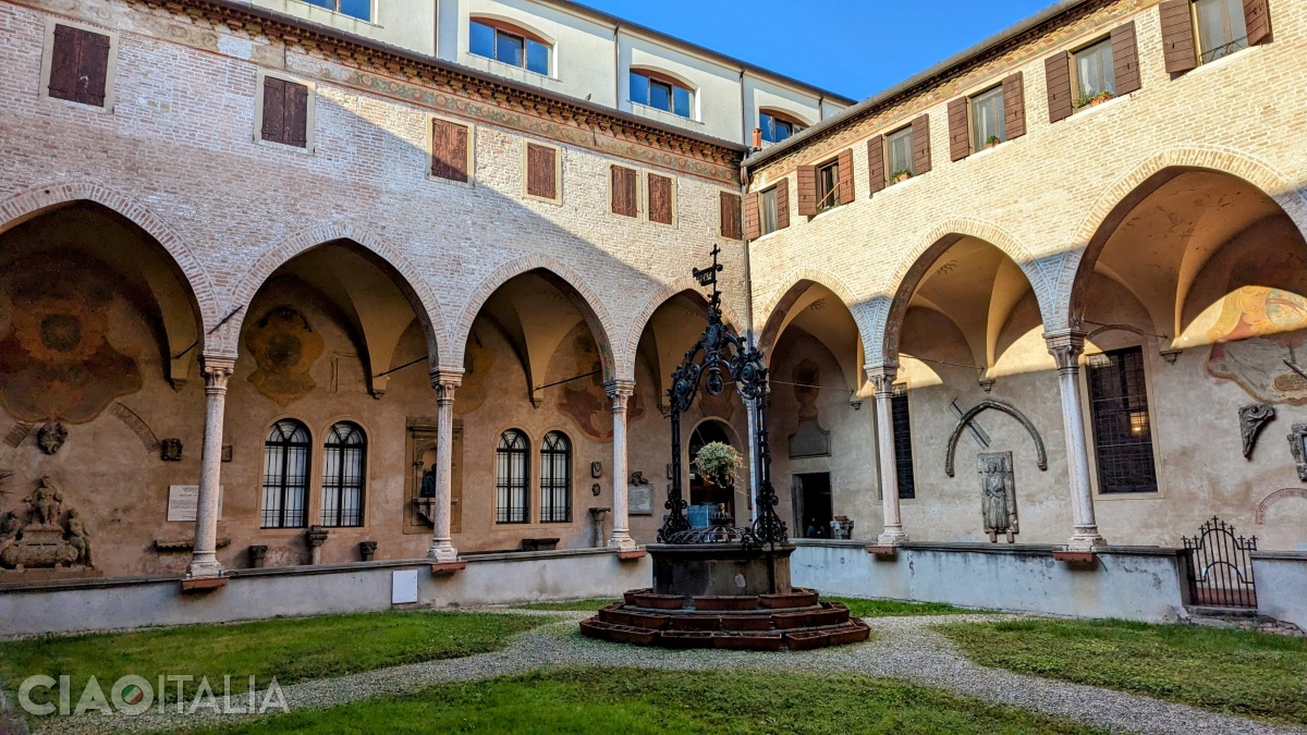 Chiostro del Noviziato (Cloister of the Novitiate)