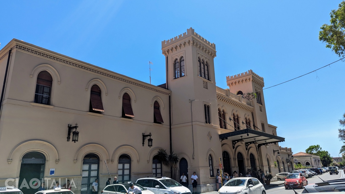 Taormina-Giardini railway station was rebuilt between 1926 and 1928 in the Neo-Gothic style.