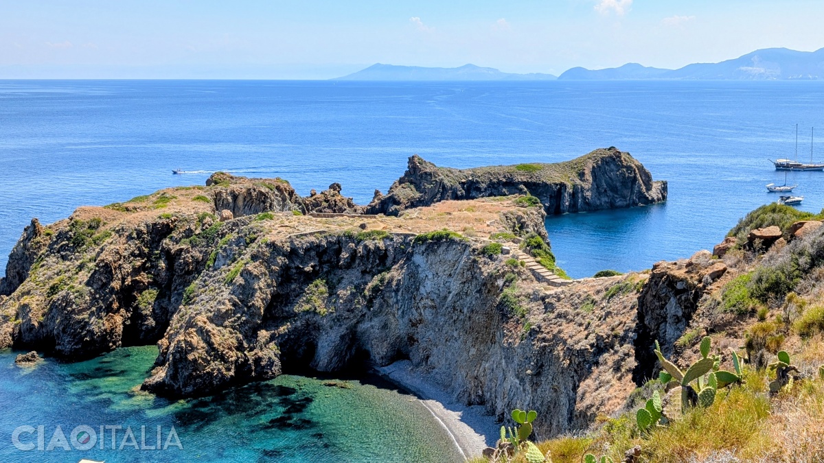 On Capo Milazzese, nestled between two beaches (Cala del Morto and Cala Junco), are the ruins of a prehistoric settlement.