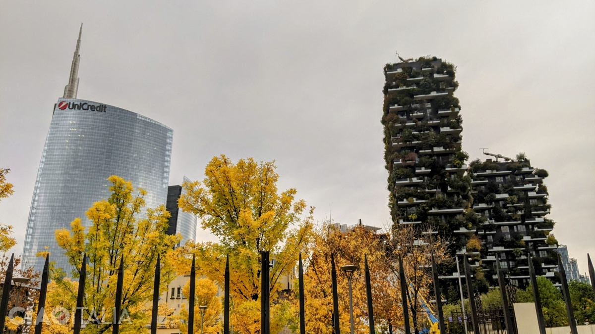 Torre Unicredit (left) and Bosco Verticale (right)