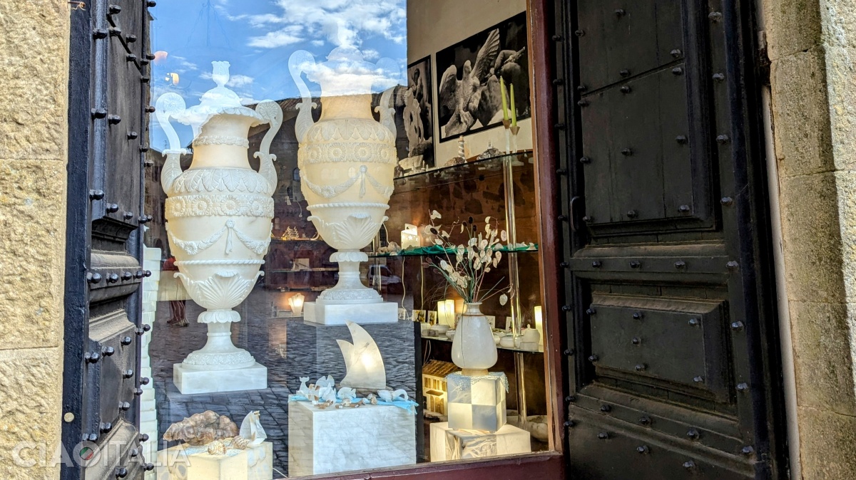 The extraction and processing of alabaster have been practiced in Volterra since ancient times.