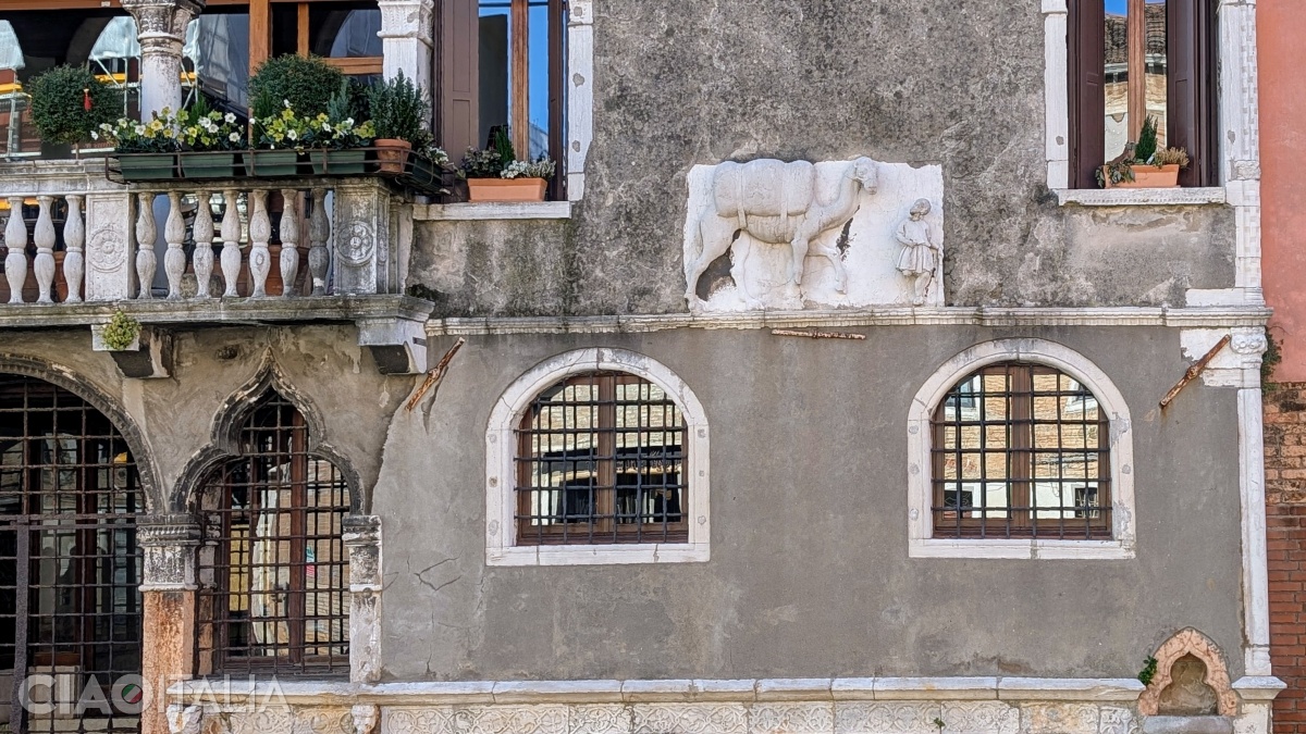 The Mastelli Palace has a relief of a camel on its façade, from which it gets its nickname. At the bottom right is a small oriental-style fountain, from which those passing by boat on the canal could drink water.