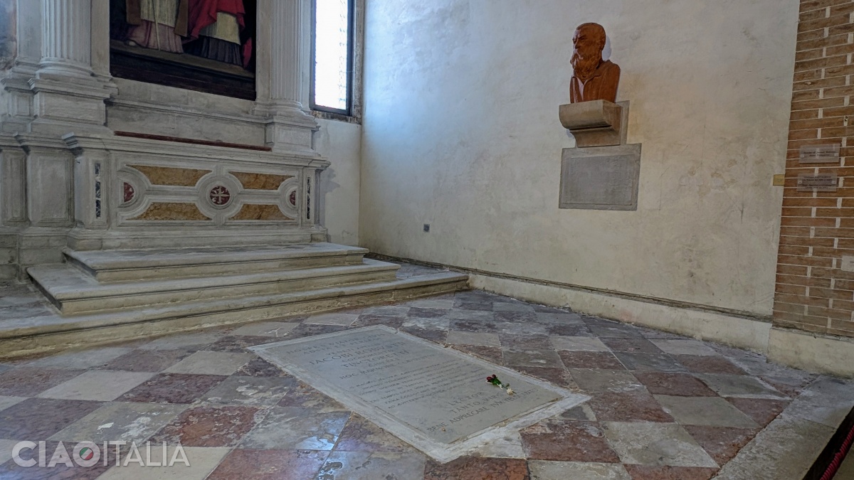 Tintoretto's tomb is located in the chapel to the right of the altar.