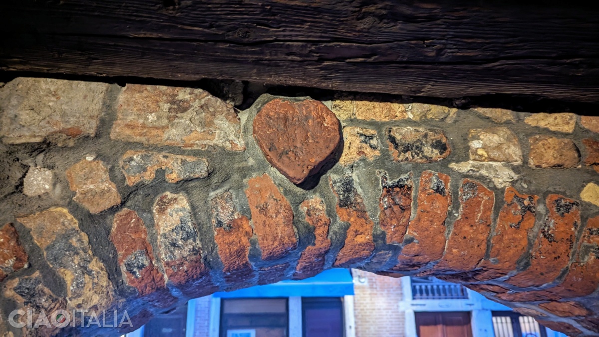 Those who touch the stone heart in Sotoportego dei Preti will find love within the next year.