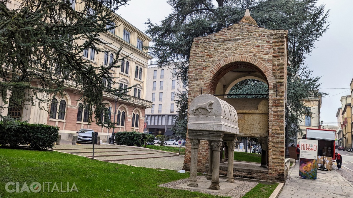 Piazza Antenore, with the Mausoleum of Antenor and the tomb of the poet Lovato de' Lovati
