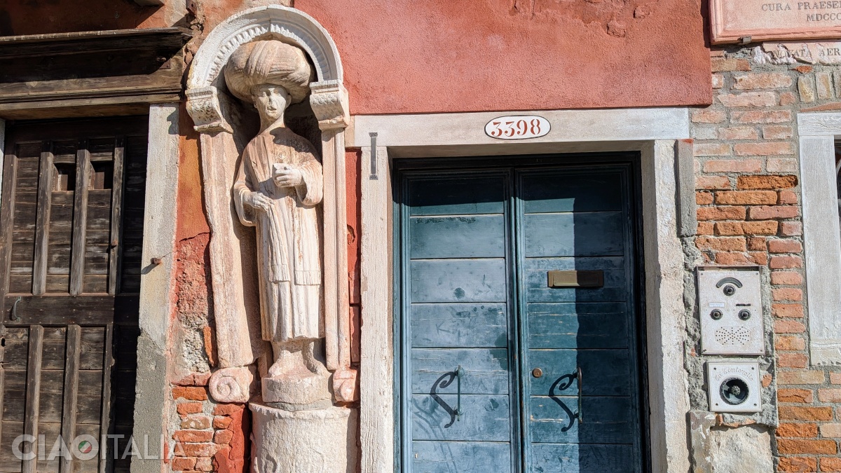 The statue facing Fondamenta dei Mori is called "el Moro Mambrun".