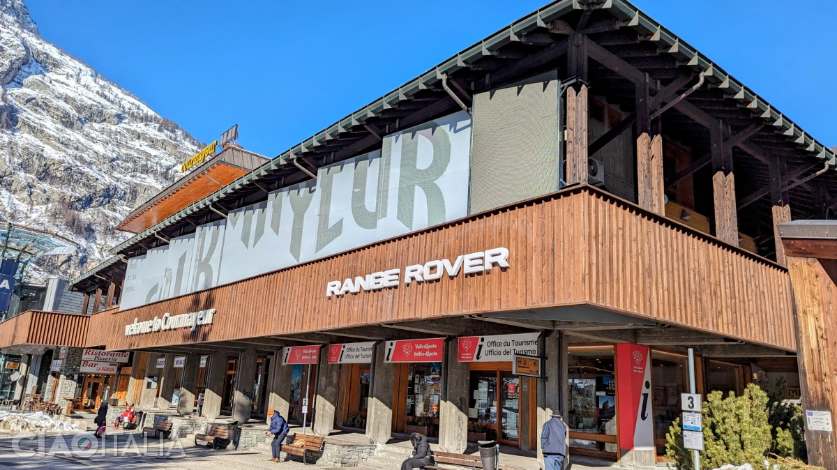 From Piazzale Monte Bianco, Arriva buses depart to various destinations in the Aosta Valley. In the same square, you will find a tourist information office.