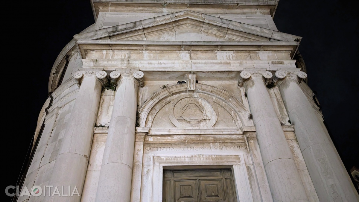 Above the entrance, the symbol of the eye framed by a triangle is depicted.