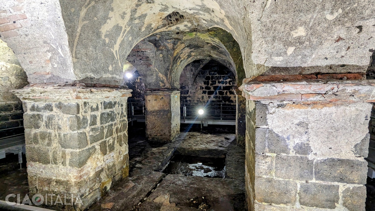 The main hall, measuring 11 by 12 meters, has vaults supported by four large pillars.