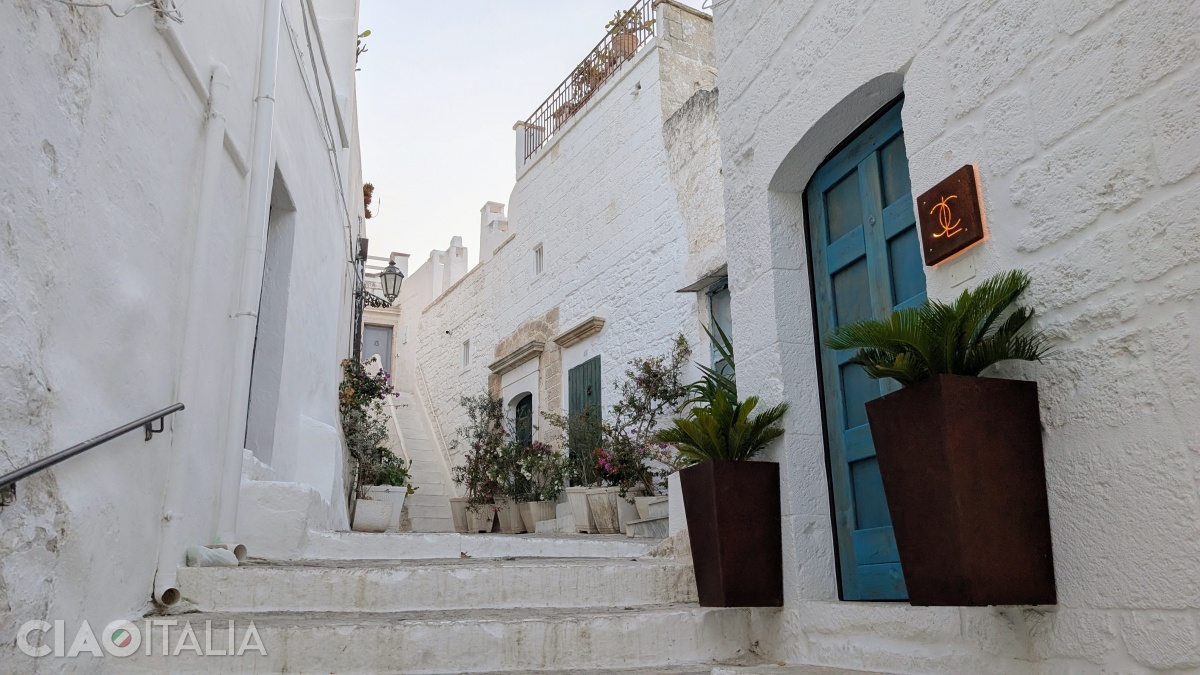 Residents are required to whitewash their homes.