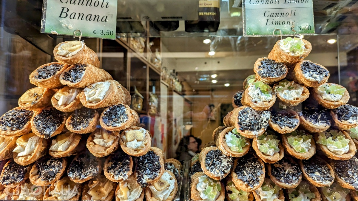 Although the shop windows in Venice are full of cannoli, we don’t recommend trying them here.