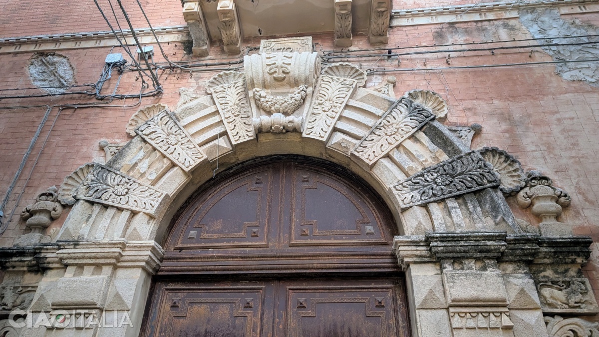 The portal of Palazzo Braghò dates back to the year 1721.