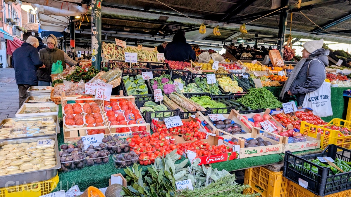 Many products in the market come from different regions of Italy, as well as from the islands of the Venetian Lagoon.