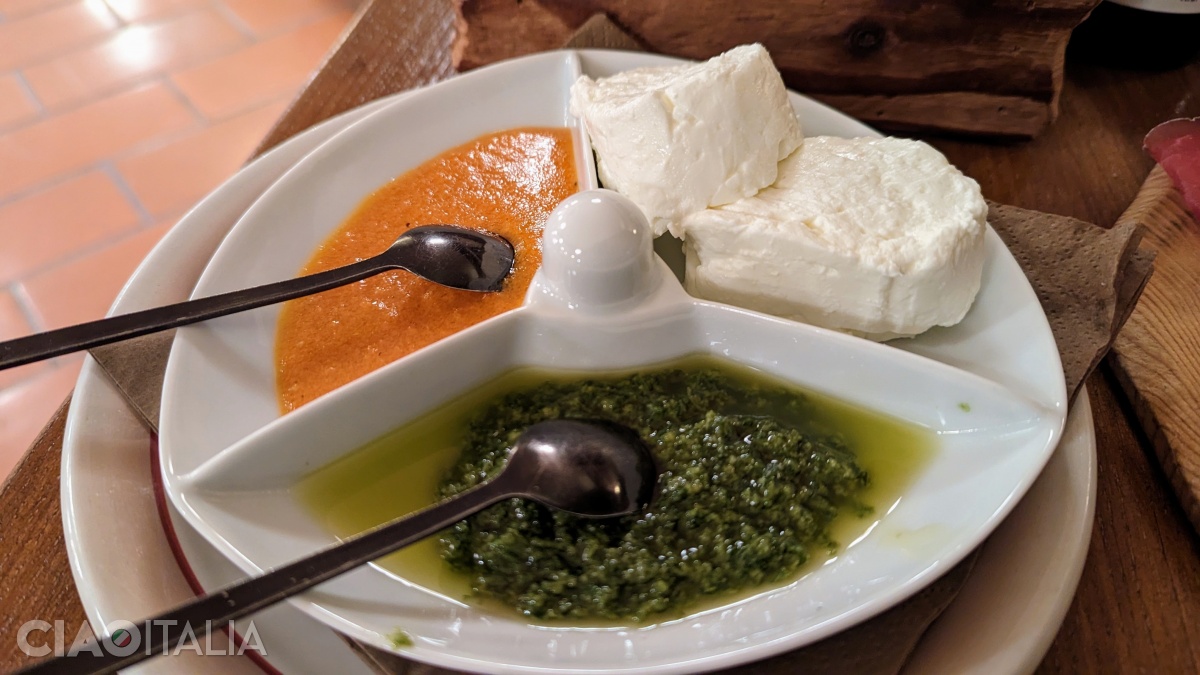 Tomini with bagnèt verd and bagnèt ross