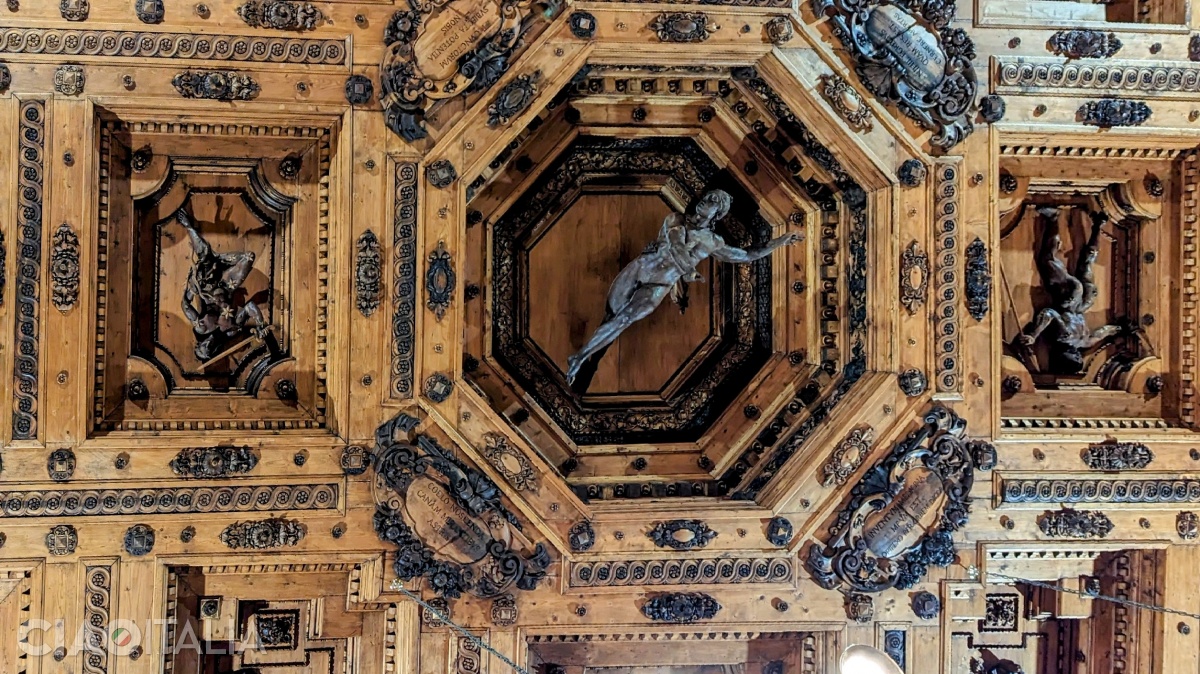 The coffered ceiling features Apollo, the protector of medicine, at its center.