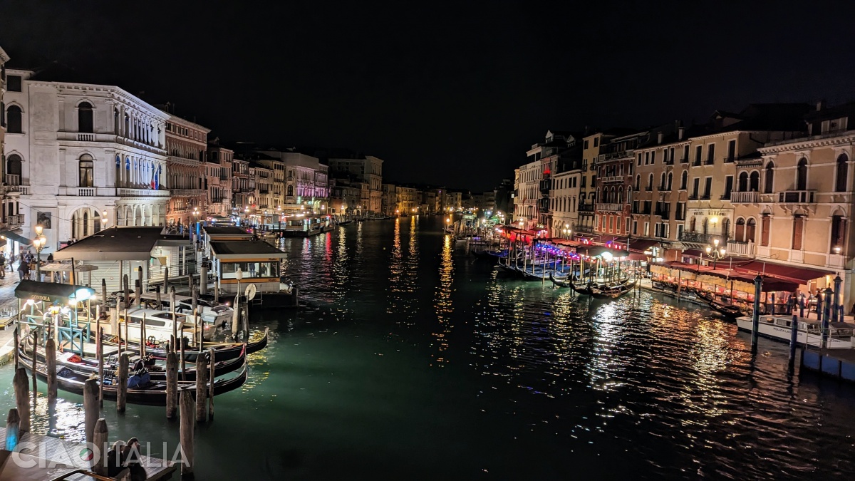 The view from the Ponte di Rialto at night