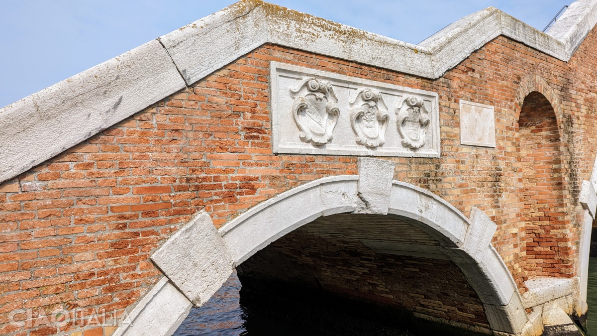 Stone coats of arms on the Ponte dei Tre Archi