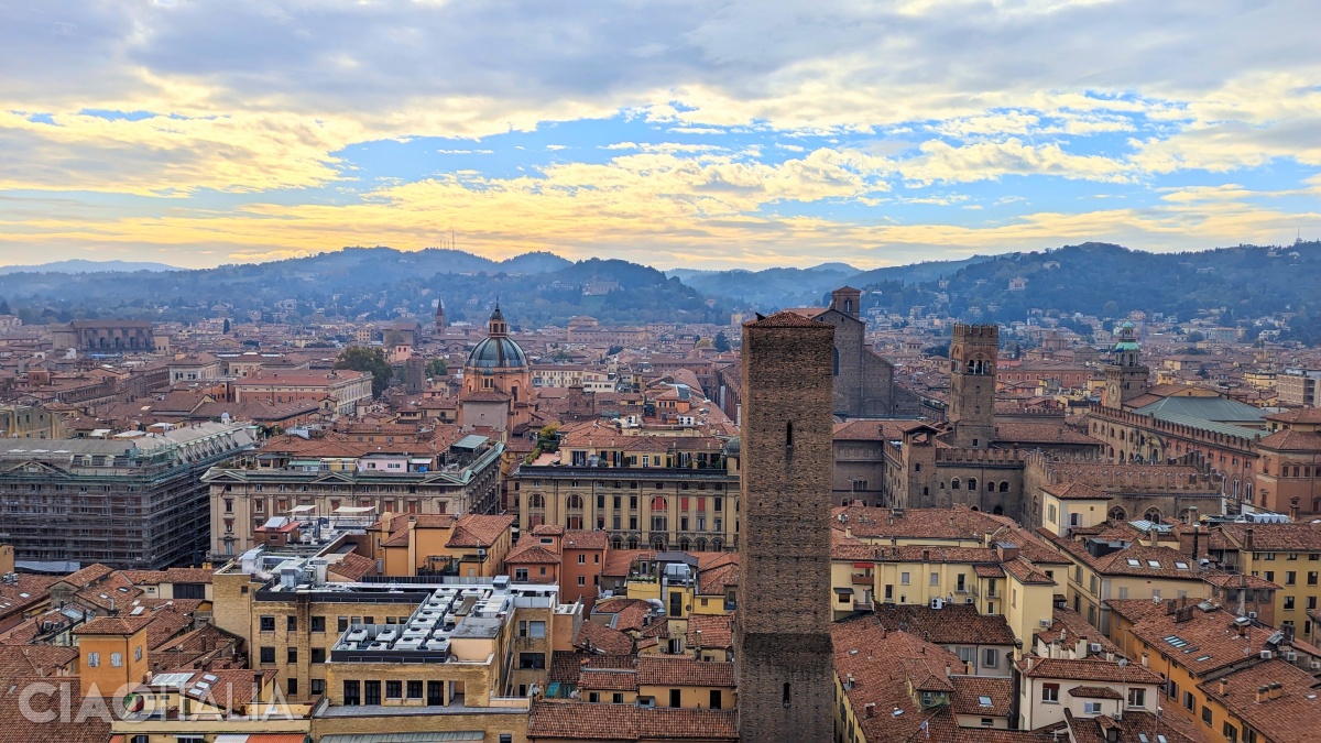 The Azzoguidi Tower seen from the Prendiparte Tower.