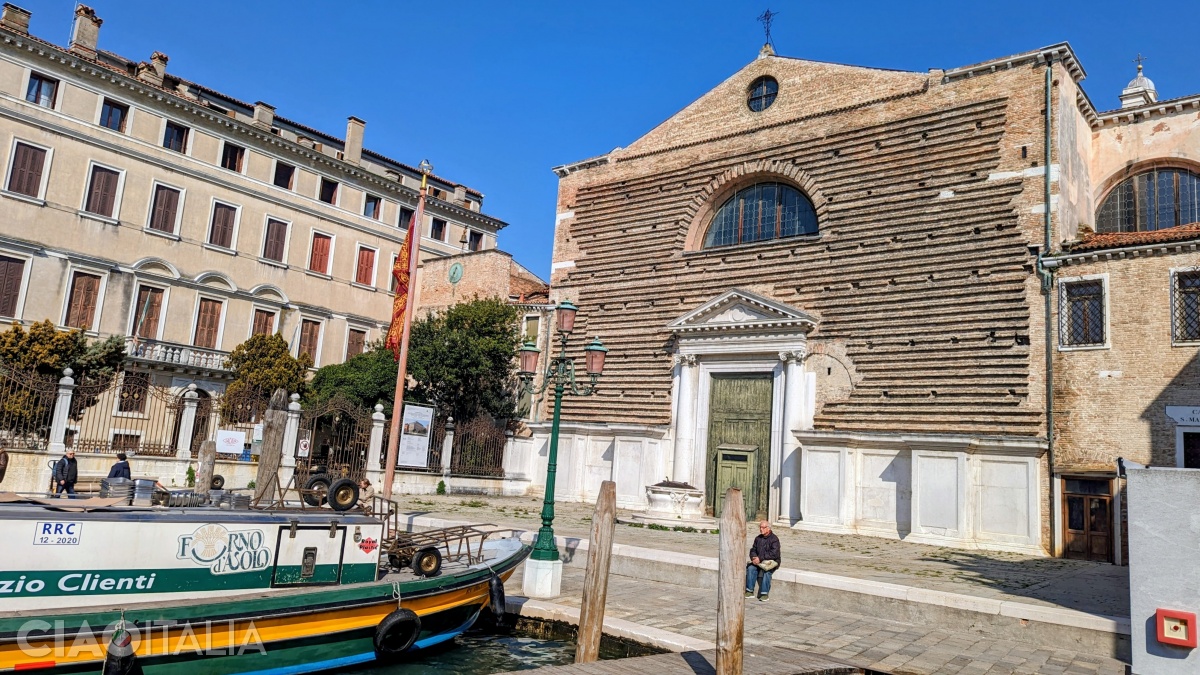 The Church of San Marcuola has an unfinished fa&ccedil;ade.