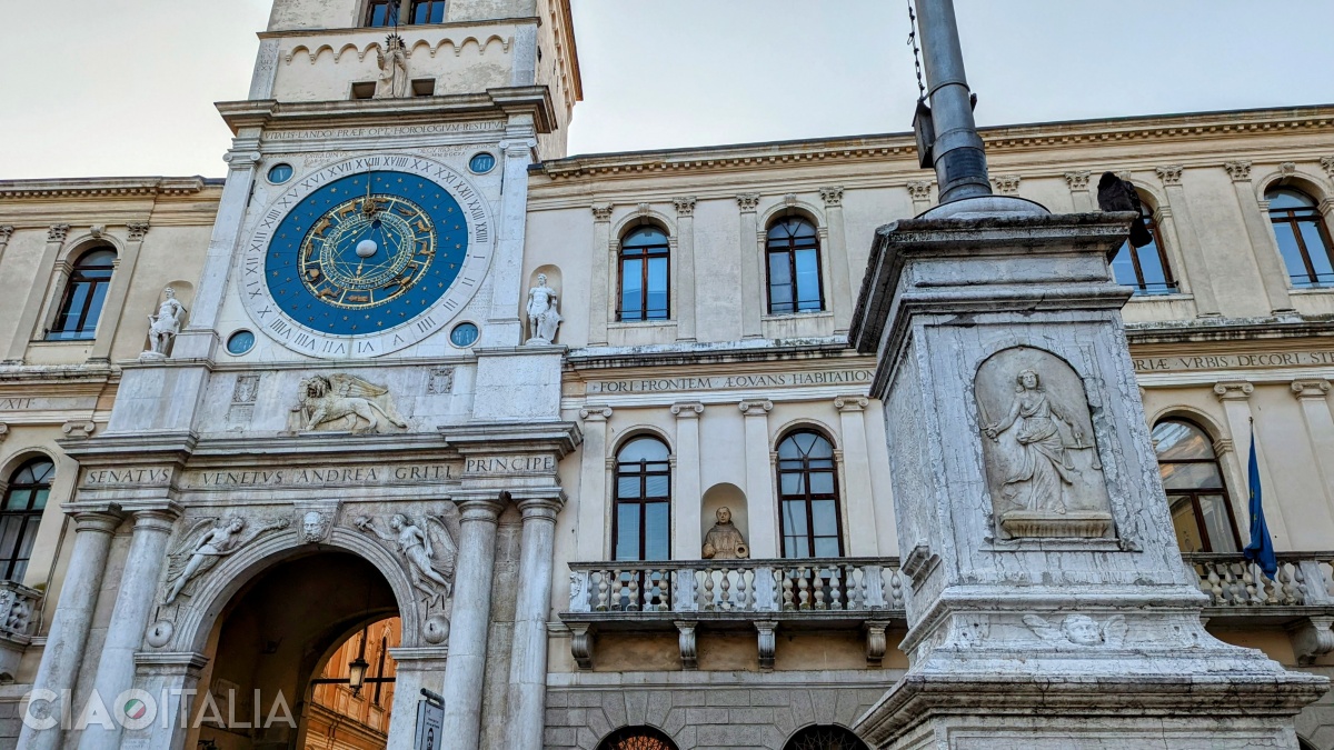 The sign of Libra is missing from the clock, but it is present on the base of the column in front of the palace.