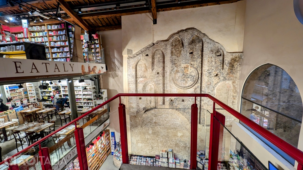 On one end of the bookstore, the remains of the church that once stood in this place can still be seen.
