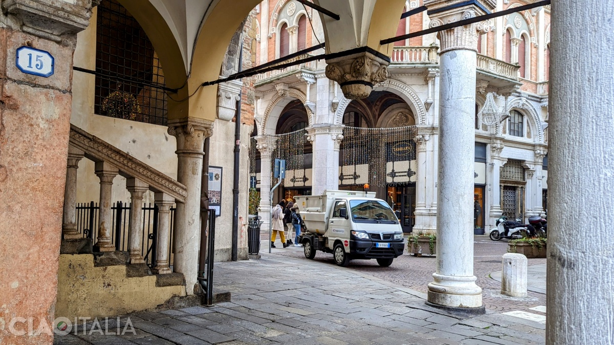 The missing column in Piazza della Frutta gave rise to an urban legend.