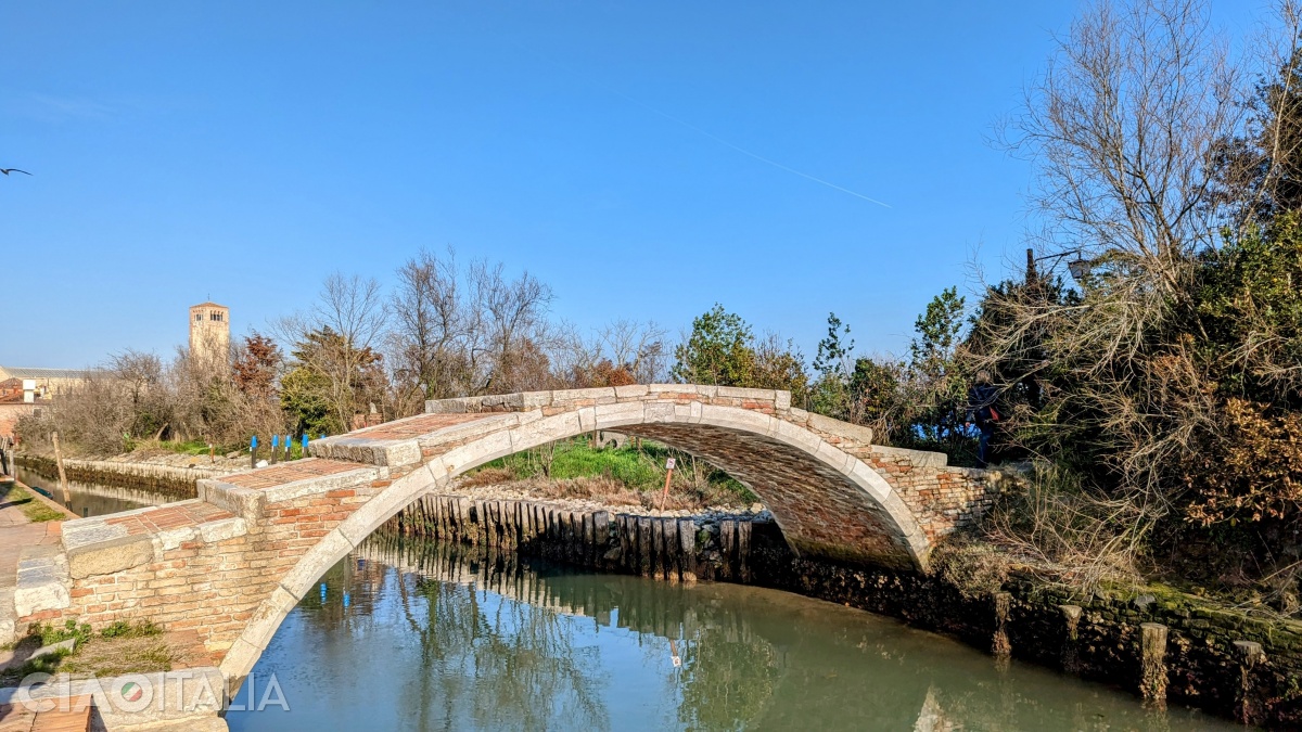 Il Ponte del Diavolo is arch-shaped and has no railings.