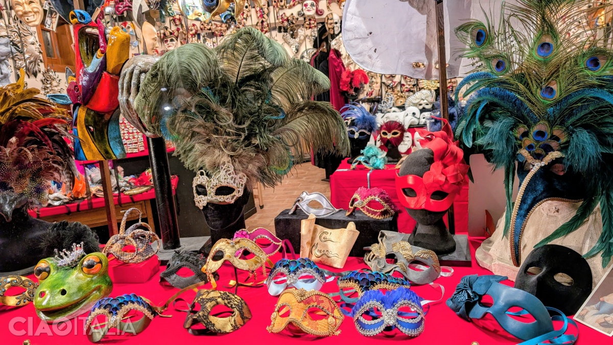 The Ca' Macana workshop has also been operating since 1984.