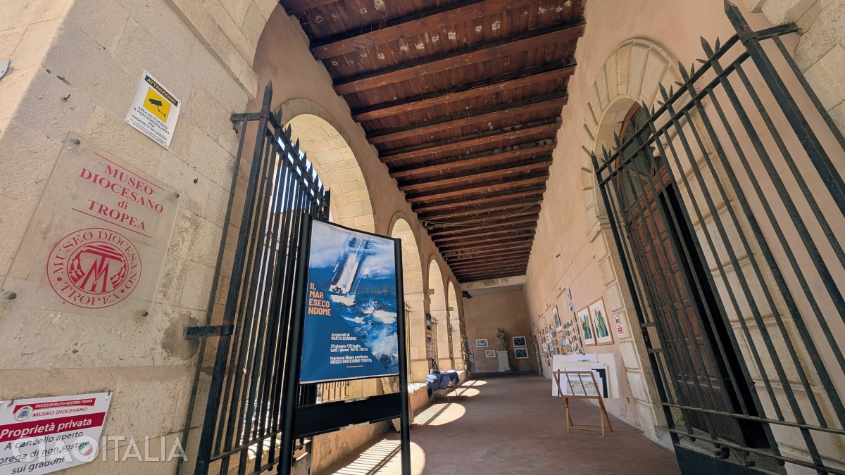 Exhibitions are held in the portico of the Diocesan Museum.