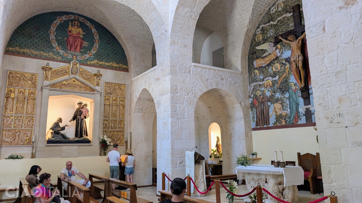 A side altar is dedicated to Saint Anthony of Padua.