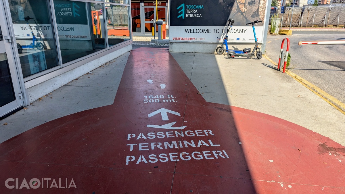 The route between the car rental terminal and the passenger terminal is marked with a red line.
