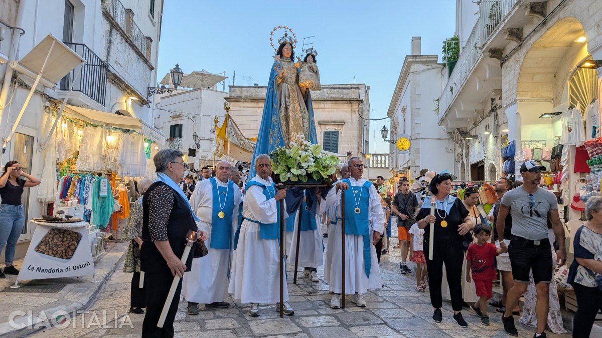 Every year, on the first Sunday of July, the Santa Maria della Stella procession takes place in Ostuni.