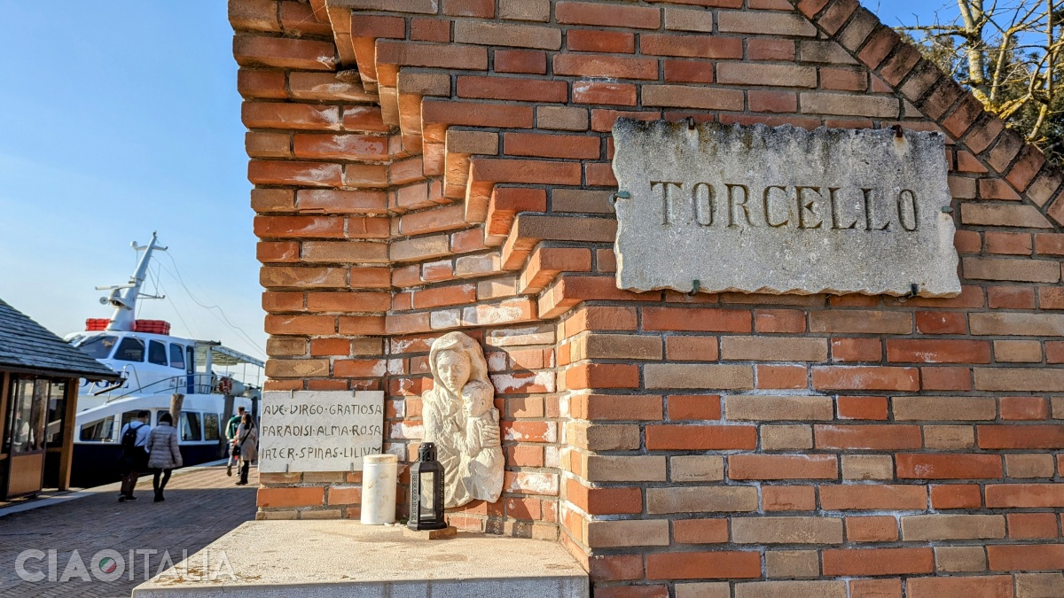 From here begins the island's only street.