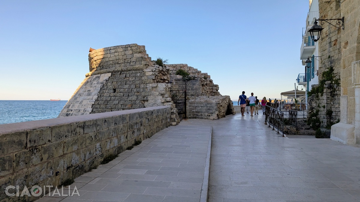 Two 19th-century cannons are located on the Santa Maria Bastion.