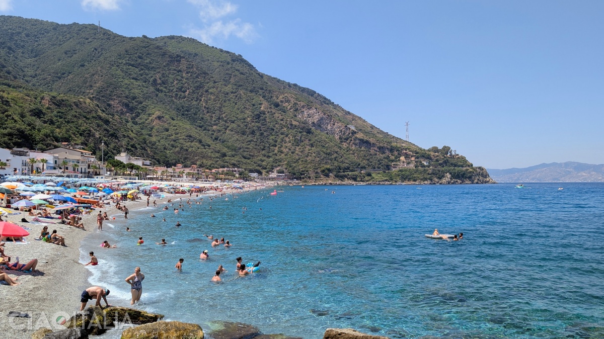 The beach in Scilla lies at the foot of the Aspromonte massif.