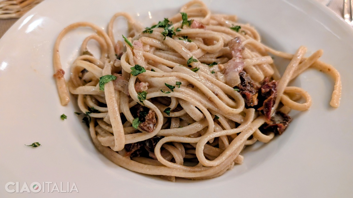 Stroncatura pasta resembles linguine.