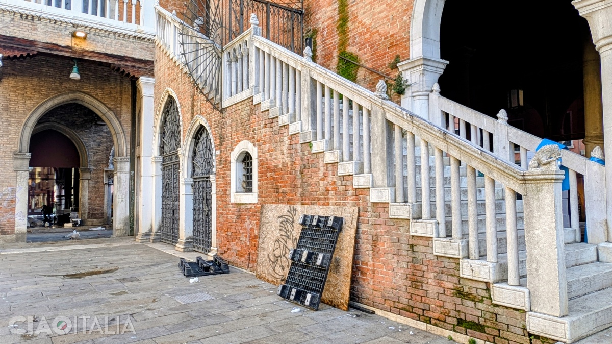 The staircase balustrade is decorated with some marine elements.