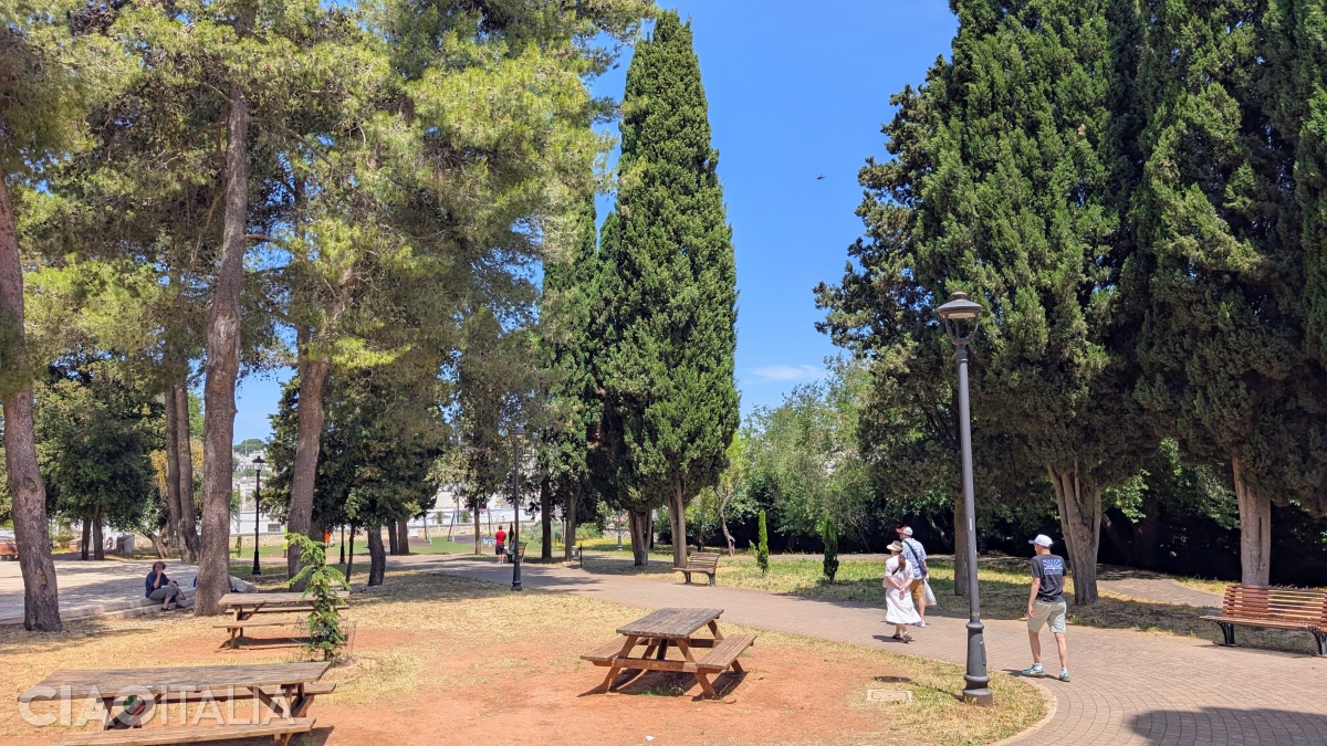 There is a park opposite the Church of Sant'Antonio da Padova.