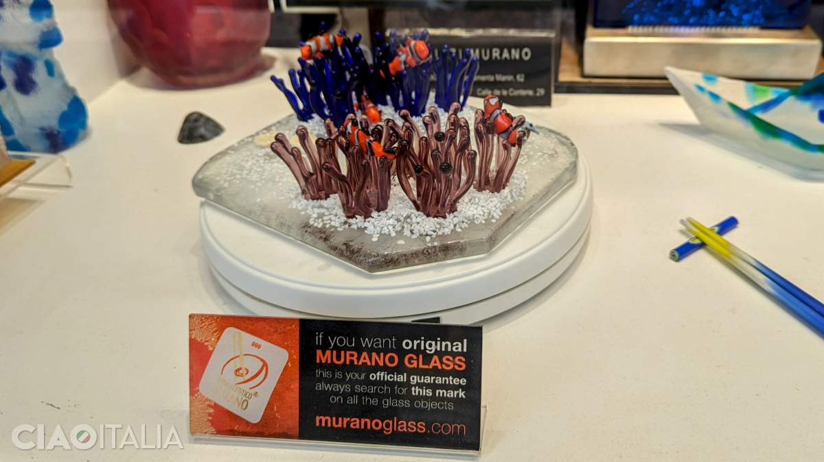 Look for shops that carry the Vetro Artistico&reg; Murano trademark.