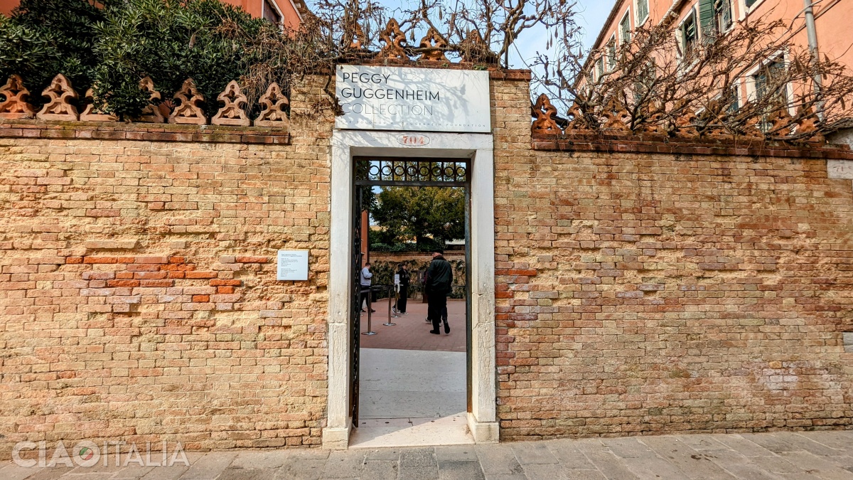 Entrance to the courtyard of the Peggy Guggenheim Museum