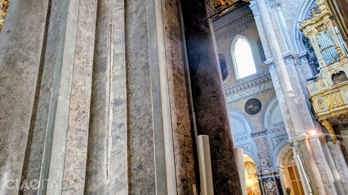 An old measuring instrument is embedded in the last pilaster of the left nave.