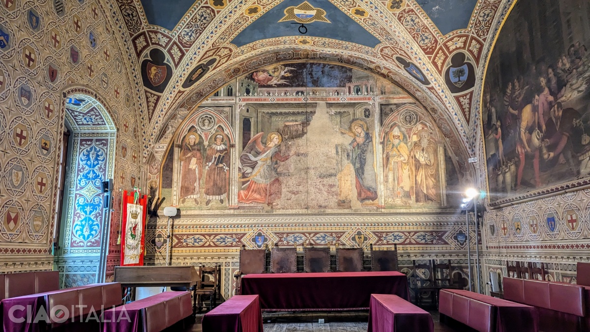 The only painting that remains from the room's original decoration is "The Annunciation", from the late 14th century.